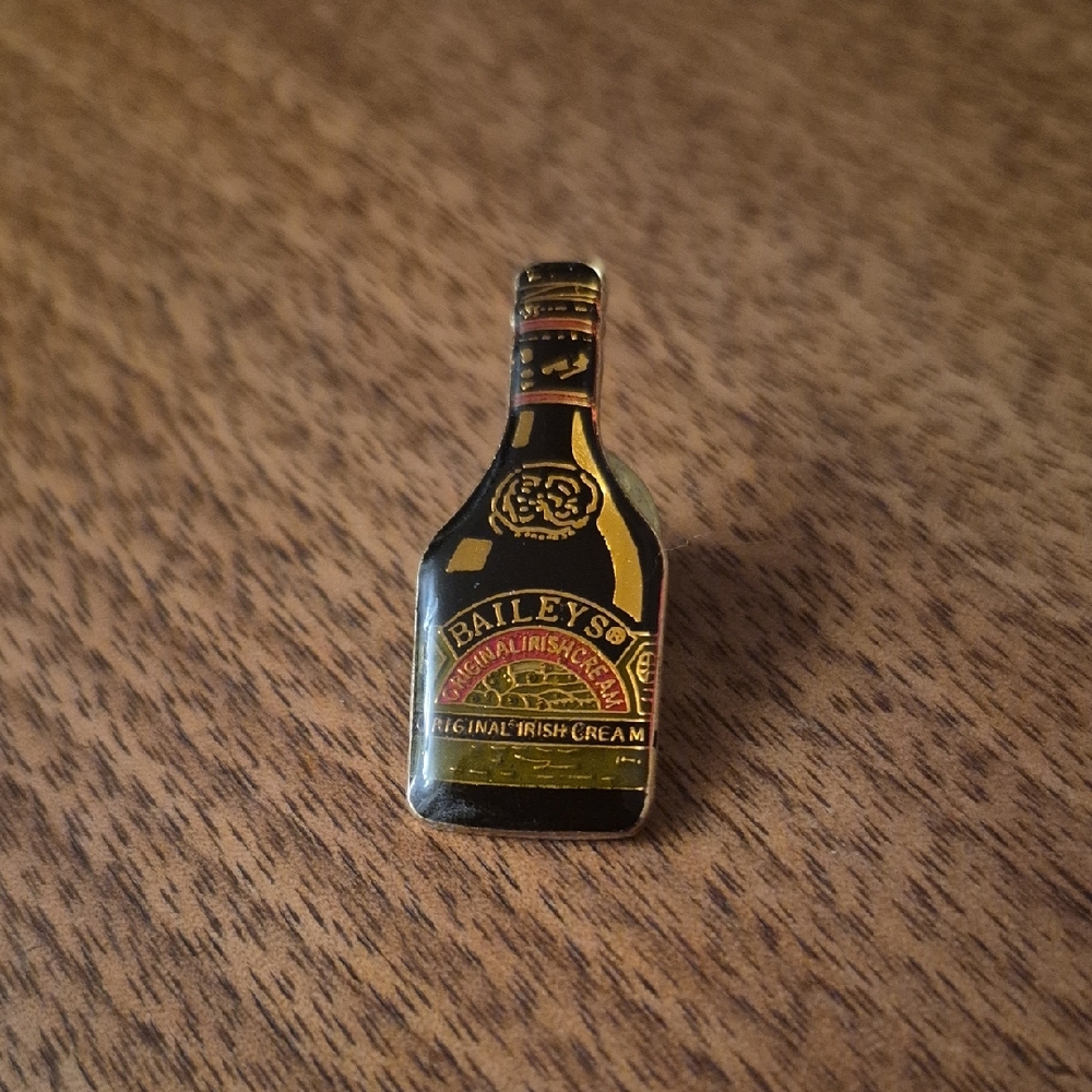 BAILEY'S original Irish Cream Promotional Lapel Pin Collectors Liqueur Tie Tack